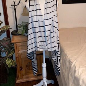 🫶🏼 Merona size small black & cream sweater vest